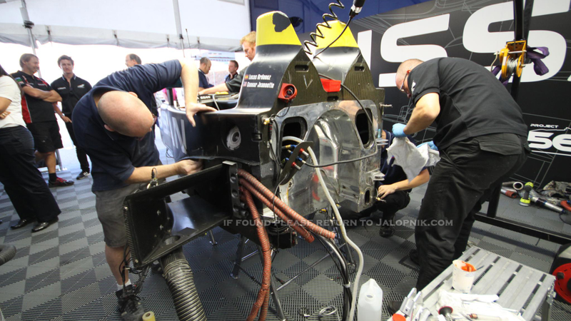 Illustration for article titled Watch Nissan's DeltaWing Get Punted By A Porsche